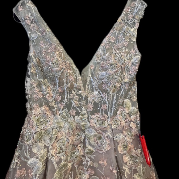 NWT | Mac Duggal  V-Neck Gown 20131 | Sz 8 - Picture 6 of 16